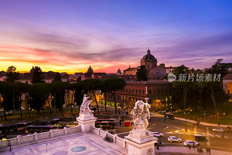 从Altare della Patria看到的罗马屋顶上浪漫的日落